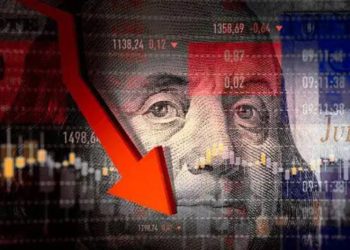 Dolar amerykański spadł do najniższego poziomu od trzech lat, inwestorzy tracą zaufanie. Powód — możliwa dymisja szefa Fed Powella z inicjatywy Trumpa.