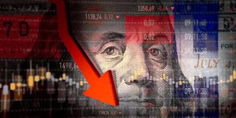 Dolar amerykański spadł do najniższego poziomu od trzech lat, inwestorzy tracą zaufanie. Powód — możliwa dymisja szefa Fed Powella z inicjatywy Trumpa.