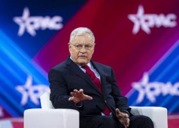 Generał Kellogg wezwał do stworzenia nowego „Planu Marshalla” dla Ukrainy, podkreślając znaczenie zawieszenia broni i międzynarodowej pomocy w powojennej odbudowie.