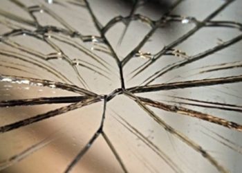 Co oznacza sen o stłuczonym lustrze? Sprawdź interpretację snu, przesądy i możliwe konsekwencje dla życia.