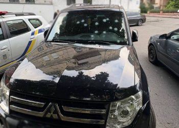 W Kijowie mężczyzna otworzył ogień z pistoletu do samochodu w ruchu. Policja zatrzymała sprawcę. Grozi mu do siedmiu lat więzienia.