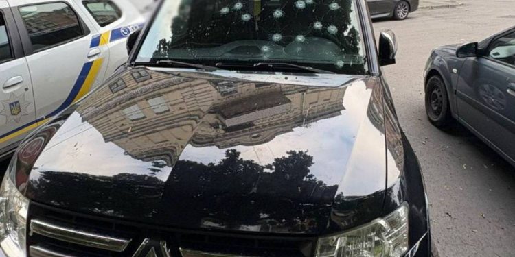 W Kijowie mężczyzna otworzył ogień z pistoletu do samochodu w ruchu. Policja zatrzymała sprawcę. Grozi mu do siedmiu lat więzienia.