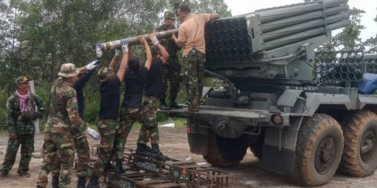 Zbrojny konflikt między Tajlandią a Kambodżą w prowincji Trat doprowadził do dziesiątek ofiar śmiertelnych oraz ewakuacji ponad 100 tysięcy osób; ogłoszono stan wyjątkowy.