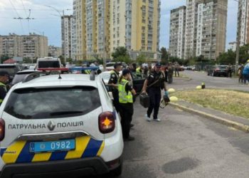 W Kijowie nieznany sprawca śmiertelnie postrzelił mężczyznę w aucie i uciekł. Policja prowadzi dochodzenie w sprawie zabójstwa i poszukuje sprawcy.