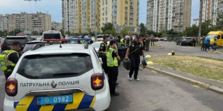 W Kijowie nieznany sprawca śmiertelnie postrzelił mężczyznę w aucie i uciekł. Policja prowadzi dochodzenie w sprawie zabójstwa i poszukuje sprawcy.