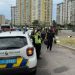 W Kijowie nieznany sprawca śmiertelnie postrzelił mężczyznę w aucie i uciekł. Policja prowadzi dochodzenie w sprawie zabójstwa i poszukuje sprawcy.
