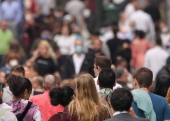 Liczba ludności UE w 2024 roku osiągnęła rekordowe 450,4 miliona osób, a głównym czynnikiem wzrostu była migracja. W ośmiu krajach odnotowano spadek.