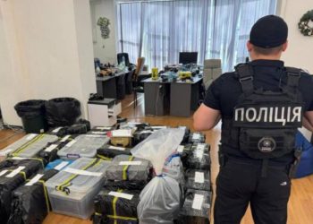 Na Ukrainie zlikwidowano sieć oszukańczych call center, które od 2021 roku wprowadzały w błąd obywateli UE, podszywając się pod banki. W organizacji uczestniczyli obywatele Ukrainy i Czech.