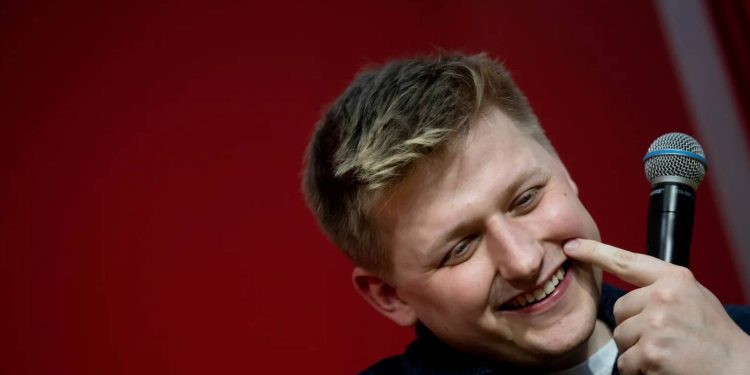 W Niemczech przed sądem stanie komik Sebastian Gotz za żarty o zamachu na Trumpa. Prokuratura oskarża go o nawoływanie do przestępstw.