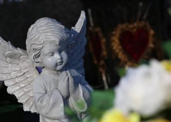 Dowiedz się, kiedy obchodzone są imieniny Filipa, znaczenie imienia, tradycje cerkiewne, jak składać życzenia, które wiersze i życzenia będą najlepsze.