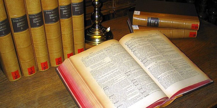 Dowiedz się, jak poprawnie pisać: naprzemian czy na przemian. Wyjaśniamy różnice i zasady użycia z przykładami i poradami językowymi.