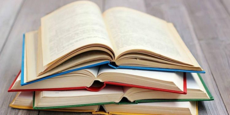 Dowiedz się, która forma jest poprawna – przeze mnie czy prze zemnie. Poznaj zasady, przykłady użycia i unikaj częstych błędów językowych.