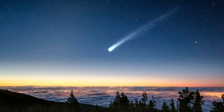 Dowiedz się, co oznacza sen o spadającej gwieździe lub komecie. Pełna interpretacja symbolu według różnych senników. Co oznacza deszcz meteorów na nocnym niebie.