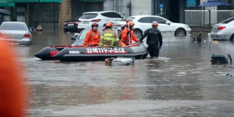 Potężne ulewy w Korei Południowej doprowadziły do śmierci co najmniej 10 osób i zaginięcia kolejnych 9. Ewakuowano ponad 12 tysięcy ludzi, odnotowano ogromne zniszczenia.
