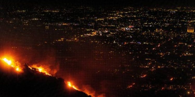 W Kalifornii wybuchł największy pożar roku — ponad 70 tysięcy akrów w ogniu, setki ewakuowanych, jakość powietrza w Los Angeles uległa pogorszeniu.