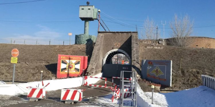 Rosja zintensyfikowała przerzucanie wojsk do Armenii w kontekście konfliktu z Azerbejdżanem, wykorzystując bazę w Giumri do wywierania presji politycznej na Kaukazie.