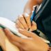 Dowiedz się, która forma jest poprawna: „mi się wydaje” czy „mnie się wydaje”, i jak uniknąć popularnych błędów językowych w mowie codziennej.