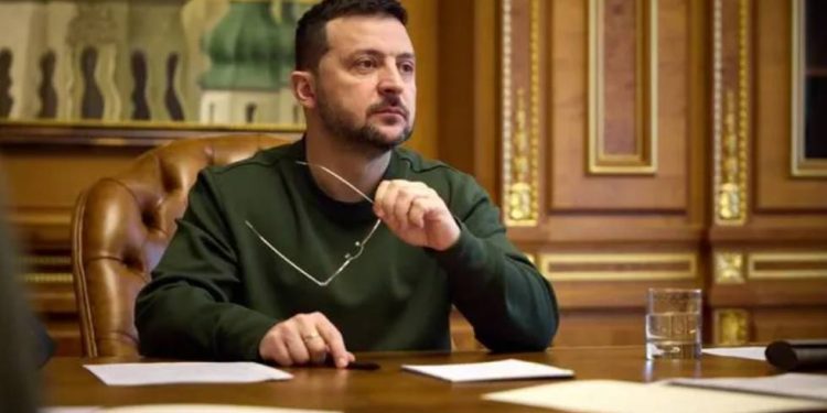 Zełenski podpisał ustawę przywracającą niezależność NABU i SAP. Nowe przepisy zakazują ingerencji prokuratora generalnego w śledztwa organów antykorupcyjnych.
