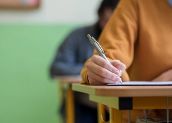 Dowiedz się, jak poprawnie używać słów „jednak” i „jednakże”. Poznaj różnice, przykłady i zastosowanie w praktyce.