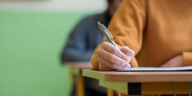 Dowiedz się, jak poprawnie używać słów „jednak” i „jednakże”. Poznaj różnice, przykłady i zastosowanie w praktyce.