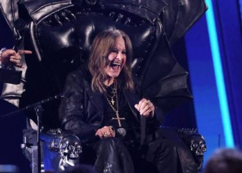 Ozzy Osbourne — wokalista zespołu Black Sabbath i uznawany za „ojca heavy metalu” — zmarł w wieku 76 lat, pozostawiając trwały ślad w muzyce i kulturze.