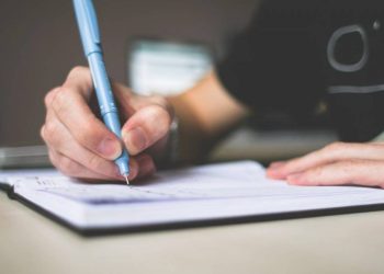 Czy poprawnie mówi się „póki co” czy „dopóki co”? Wyjaśniamy, jak używać tego wyrażenia i dlaczego druga forma może być błędna.