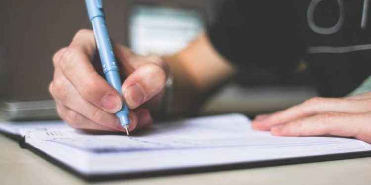 Czy poprawnie mówi się „póki co” czy „dopóki co”? Wyjaśniamy, jak używać tego wyrażenia i dlaczego druga forma może być błędna.