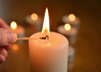 Dowiedz się, co oznacza sen o świecy: znaczenie snu w różnych kontekstach, symbolika płomienia, interpretacje senników oraz osobiste emocje.