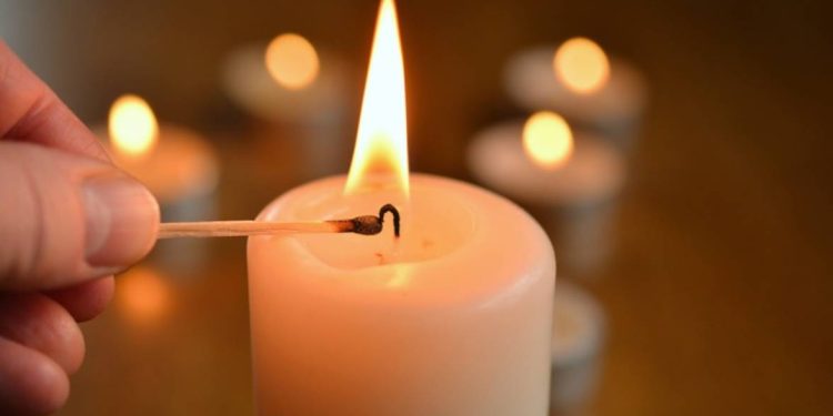 Dowiedz się, co oznacza sen o świecy: znaczenie snu w różnych kontekstach, symbolika płomienia, interpretacje senników oraz osobiste emocje.