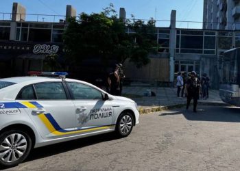 W Nowosylicy policjantka poza służbą uderzyła w ogrodzenie: zginęła 35-letnia pasażerka, dwie inne kobiety zostały ranne. Sprawę prowadzi Państwowe Biuro Śledcze.