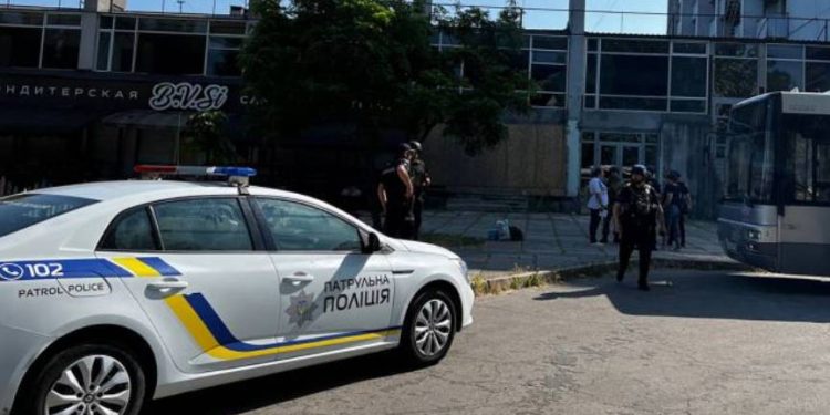 W Nowosylicy policjantka poza służbą uderzyła w ogrodzenie: zginęła 35-letnia pasażerka, dwie inne kobiety zostały ranne. Sprawę prowadzi Państwowe Biuro Śledcze.