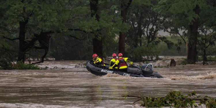 Nagła powódź w Teksasie pochłonęła życie co najmniej 24 osób. Za zaginione uznaje się 23 dzieci z letniego obozu. Akcja ratunkowa trwa.