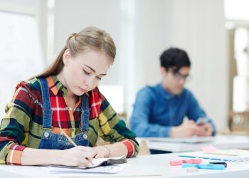 Czy piszemy włanczać czy włączać? Poznaj poprawną formę i dowiedz się, skąd biorą się błędy. Praktyczne porady językowe w jednym miejscu.