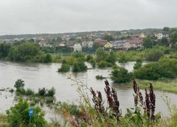 Po ulewie we Lwowie rzeka Zubra wystąpiła z brzegów — woda podniosła się do trzech metrów, zalewając domy i drogi. Zubra dzieli dolinę ze Szczyrką.