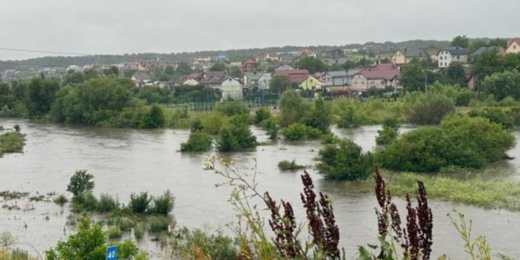 Po ulewie we Lwowie rzeka Zubra wystąpiła z brzegów — woda podniosła się do trzech metrów, zalewając domy i drogi. Zubra dzieli dolinę ze Szczyrką.