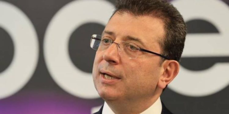 Rywal Erdoğana, burmistrz Stambułu Ekrem İmamoğlu, został skazany na 1 rok i 8 miesięcy więzienia, ale nie zakazano mu jeszcze działalności politycznej.