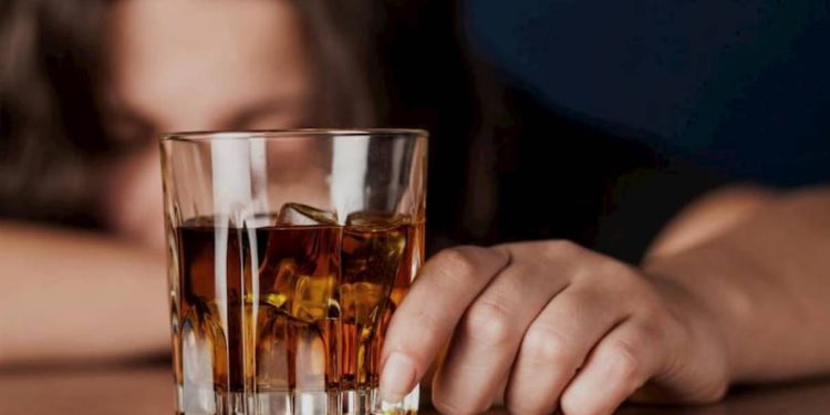 Dowiedz się, co oznacza sen o alkoholu. Interpretacja snu o alkoholu w różnych sytuacjach: picie, rozlewanie, widzenie butelki lub kieliszka we śnie.