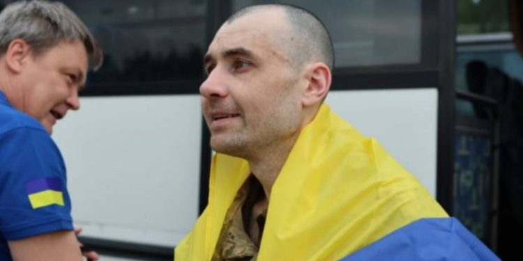 Ukraina przeprowadziła nową wymianę jeńców: wrócili ranni, chorzy, młodzi żołnierze oraz skazani na długie kary, a także zaginieni bez wieści.