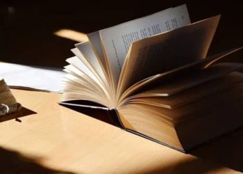 Jak poprawnie pisać: w zespole czy wzespole? Sprawdź zasady pisowni, przykłady i gramatyczne wyjaśnienie. Unikaj błędów językowych!