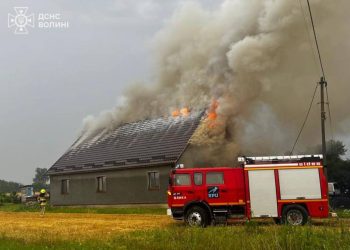 Na Wołyniu piorun uderzył w dom, w którym przebywała matka z trójką dzieci. Ogień objął dach, ale dzięki szybkiej reakcji nikt nie ucierpiał.