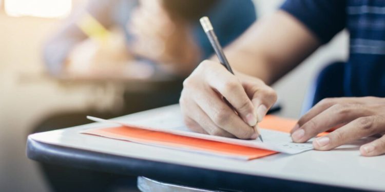 Dowiedz się, jak poprawnie napisać: nie wiadomo czy niewiadomo. Sprawdź zasady ortografii i unikaj popularnych błędów w pisowni.