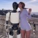 Ukraińska modelka Hanna Maligon zaprezentowała robota Tesla Optimus w dwóch filmach, demonstrując jego domowe funkcje przed rozpoczęciem sprzedaży.