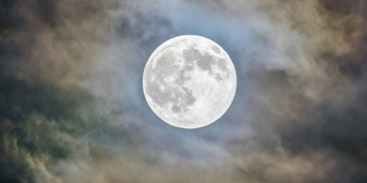 Kalendarz księżycowy na 4 maja 2026 roku: wpływ 17. dnia księżycowego, Księżyc w Strzelcu, wskazówki dotyczące pracy, miłości, strzyżenia i codziennych spraw.