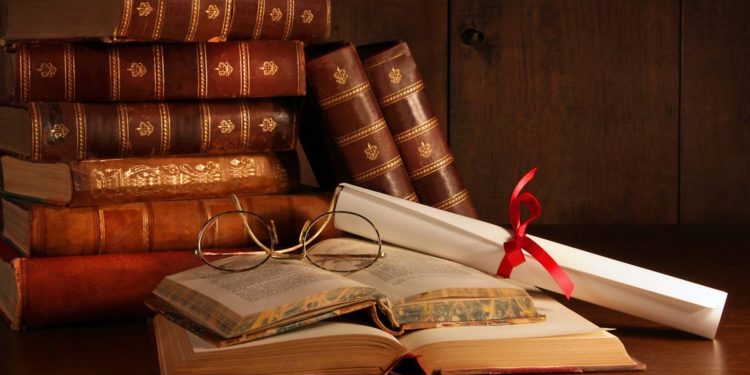 Bynajmniej czy bynajmiej? Dowiedz się, która forma jest poprawna, jak jej używać i jak unikać jednego z najczęstszych błędów językowych.