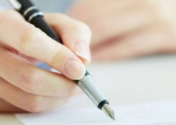 Dowiedz się, czy poprawnie pisze się „nie dawno” czy „niedawno”. Poznaj zasady pisowni, przykłady użycia i typowe błędy językowe.