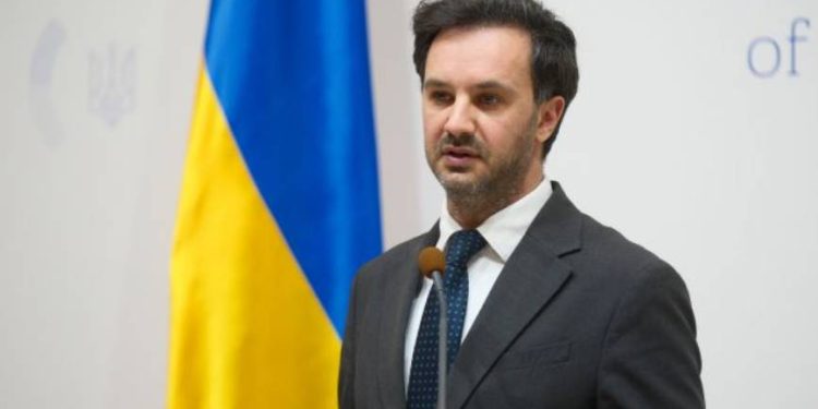 Ukraina uczestniczy w rozmowach z Rosją, aby rozwiązać kwestie humanitarne i pokazać dążenie do pokoju, mimo niskiego poziomu rosyjskiej delegacji.