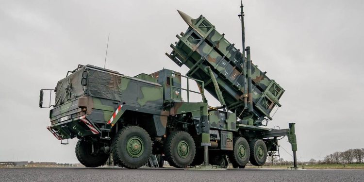 USA tymczasowo wstrzymały dostawy rakiet Patriot dla Ukrainy z powodu krytycznego wyczerpania zapasów, co wzbudziło obawy o zdolności obronne Pentagonu.