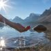 Co oznacza sen o jeziorze z czystą wodą? Szczegółowo omawiamy znaczenie takiego snu według różnych senników i interpretacji psychologicznych.