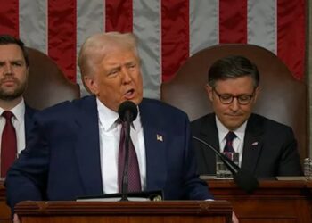 Trump oświadczył, że amerykańskich wojsk na Ukrainie nie będzie, a gwarancje bezpieczeństwa kraju zapewnią państwa europejskie po wojnie z Rosją.