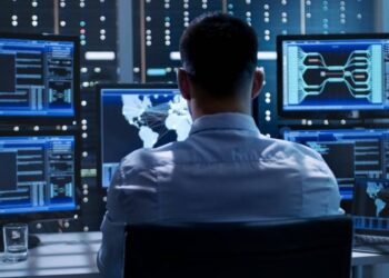 Hakerzy włamali się do bazy Google, zagrażając 2,5 mld kontom Gmail. Eksperci zalecają zmianę haseł i włączenie uwierzytelniania wieloskładnikowego.